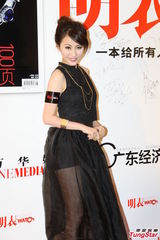 组图：佘诗曼短裙性感 自曝初恋曾送表定情