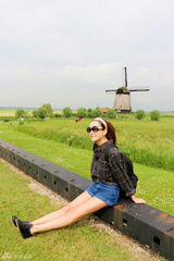 组图：杜若溪风车牧场喂小羊长腿抢镜