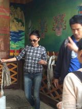 组图：周迅与男友现身云南寺庙祈福 婉拒合影