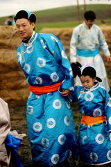 组图：《爸爸2》内蒙古大草原拍摄 萌娃受考验