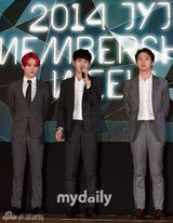 组图：JYJ全员现身 金俊秀红发吸睛搞笑不断