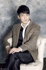 组图：隋咏良深爱系造型展美男风采