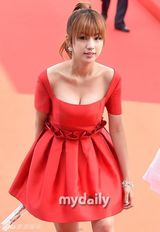 组图：胡歌亮相韩国颁奖礼 大胡子梳背头难认出