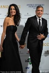 组图：乔治-克鲁尼携娇妻现身晚宴 紧搂蛮腰满面春风