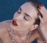 组图：杰森女友罗西妩媚露香肩 貂皮衣半遮雪体