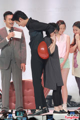 组图：李敏镐与粉丝互喂食 喜欢小鸟依人型女生