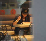 组图：女神爱吃红烧肉！汤唯独吃饭手机玩不停