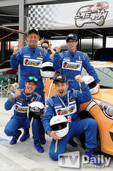 组图：刘在石率《无限挑战》参加赛车比赛