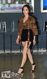 组图：韩团EXO-K出席活动 黑色正装似王子