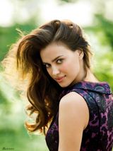 组图：C罗女友伊莲娜笑容魅惑 阳光下大秀美腿