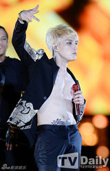 组图：JYJ热力开唱 金在中秀胸肌纹身隐现(朴有天/金俊秀)