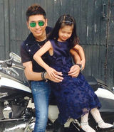 组图：沙宝亮7岁女儿近照曝光 神似老婆朱娜