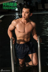 组图：郑恺湿身半裸拍写真 健身房大变运动型男