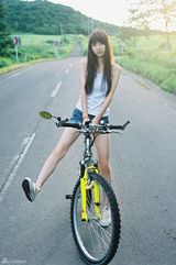 组图：“单车少女”逢泽莉娜笑容甜美不落凡尘