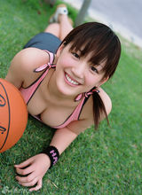 组图：F罩杯女神绫濑遥篮球写真活力四射秀巨波