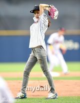 组图：韩星朴志胤助阵棒球比赛帅气开球