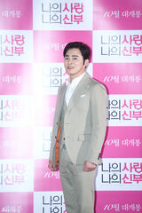 独家：韩星申敏儿宣传新片 面庞圆润露酒窝