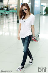 组图：G.NA亮相机场 白T牛仔展女神笑容
