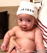 组图：品冠1岁儿子萌照 网友期待参加《爸爸》