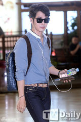 组图：韩星金载沅穿牛仔裤背双肩包似学生