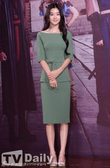 组图：《巡夜人》丁一宇郑允浩西服亮相显英气