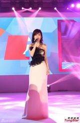组图：周慧敏献唱《最爱》 不老玉女美丽动人