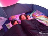 组图：蔡少芬带二女露营 小汤圆坐姿霸气赛娘娘
