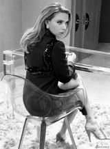 组图：斯嘉丽-约翰逊超低胸爆乳登杂志 小黑裙大秀G奶