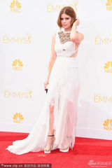 《纸牌屋》女星凯特-玛拉白裙亮相艾美红毯