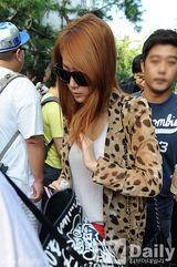 组图：Super Junior回归赴电视台彩排 粉丝围堵拍照忙