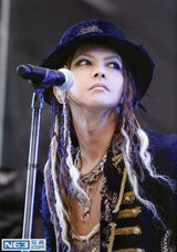 策划：浓妆不专属 看男歌手如何妖艳逆袭