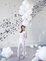 组图：颖儿时尚写真 修身镂空装梦幻少女气质