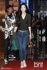 组图：玄彬走红毯人气旺 争相握手显亲和