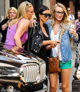 组图：金-卡戴珊穿性感蕾丝裙 与粉丝亲密合影