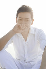 组图：戴军纯白写真 尽显成熟暖男气质