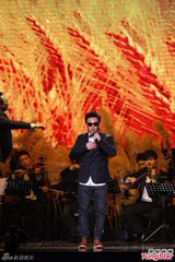 组图：萧煌奇谢宇威等四人携手演绎《大地》