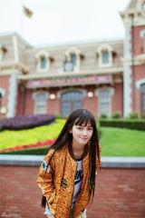 组图：校花黄灿灿游乐园玩耍 长腿长发夏日清凉