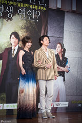 独家：张娜拉亮相秀美背 挽手张赫情意浓