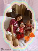 组图：抠脚女汉甜馨！李小璐和宝贝粉红母女装