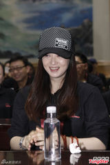 组图：韩红义诊现场痛哭 董洁蒋欣素颜助阵