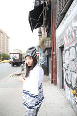 组图：蒋梦婕素雅潮服镂空装尽显女人味