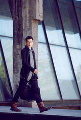 组图：马文龙拍摄初秋街拍   气质男深情款款