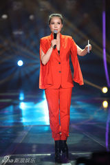 组图：小沈阳加盟歌狂引热议 遭巫启贤质问下跪