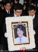 组图：已故崔真实前夫赵成民出殡 子女现身