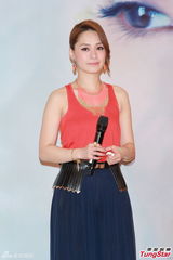 组图：阿娇(钟欣桐)《桐花》专辑祝捷会上欣喜落泪