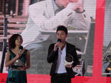 组图：贾乃亮赶场时尚活动获奖 魅力亮相引尖叫  