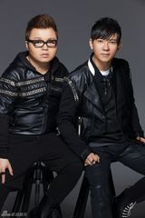 组图：声音乐团写真曝光 黑色潮装变酷大叔