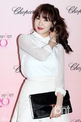 组图：少时Tiffany红唇白裙迷人 宋茜性感干练