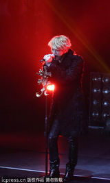 组图：金在中南京火热开唱 赤裸上身大方秀纹身