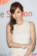 组图：侯佩岑白色长裙亮相 笑容优雅气质甜美